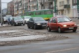 Zima w mieście, poznaniacy stoją w korkach