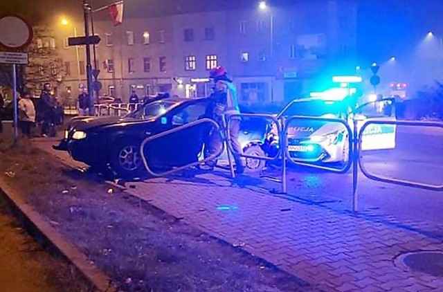 Wypadkiem radiowozu i samochodu osobowego zakończył się policyjny pościg ulicami Siemianowic Śląskich.
