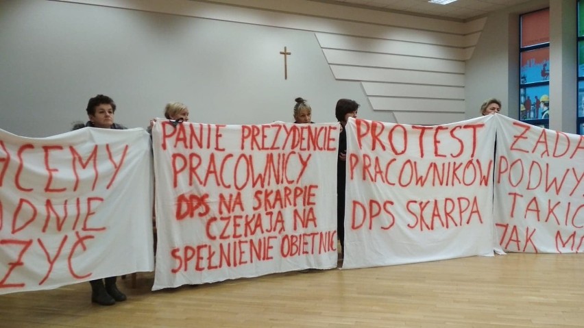 III sesja Rady Miasta Włocławek VIII kadencji. Protest pracowników DPS [zdjęcia, wideo]