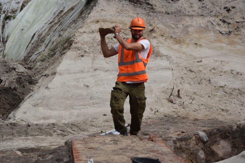 Łeba. Archeolodzy znaleźli proch i pociski w XIV-wiecznym kościele św. Mikołaja.[ZDJĘCIA, WIDEO]