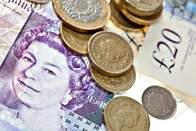 Bank Anglii powiadomił, że banknoty z wizerunkiem zmarłej królowej Elżbiety II dalej będą w obiegu