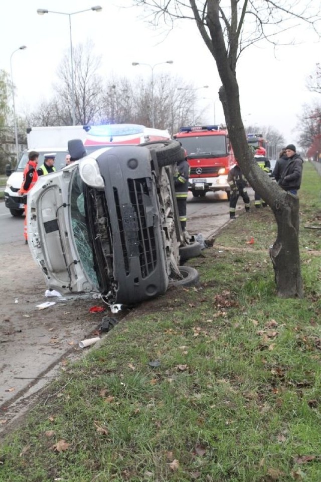 Wypadek na Krzywoustego, renault dachował na jezdni wyjazdowej z Wrocławia