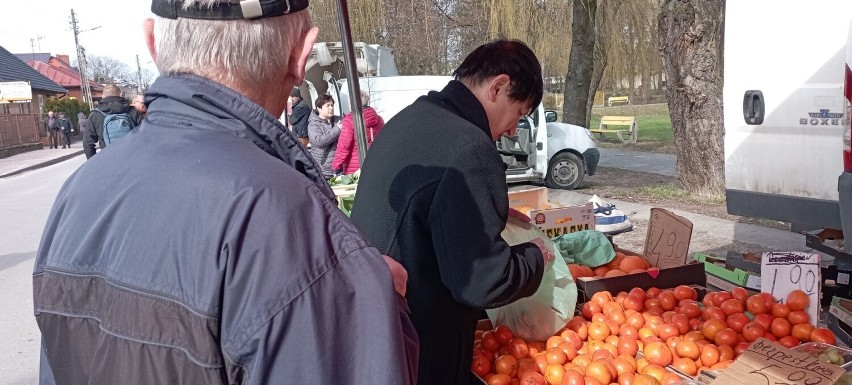Sprawdźcie ceny warzyw i owoców na targu w Jędrzejowie w...