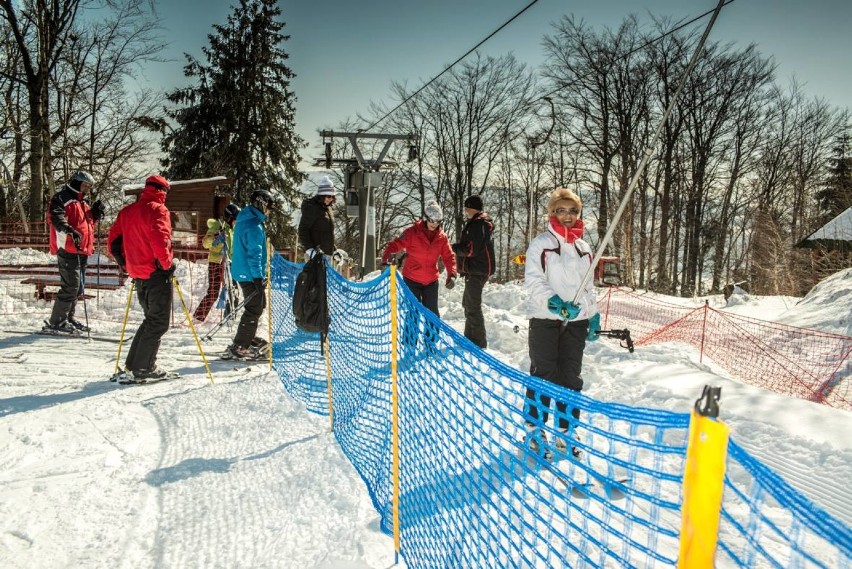 Stacja narciarska Laskowa Ski przyciąga tłumy, bo zima w tym roku dopisuje. Zobacz zdjęcia ze stacji narciarskiej najbliższej Bochni