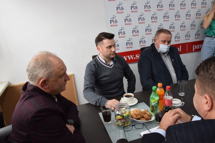 Paweł Rychlik spotkał się z władzami Wielunia. Według posła miasto może liczyć na ok. 20 mln zł na inwestycje z rządowego programu ZDJĘCIA