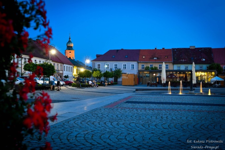 Rynek w Sieradzu po zapadnięciu zmroku