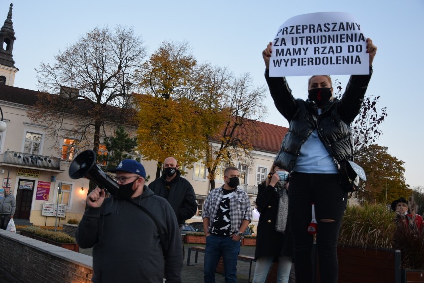 Strajk kobiet w Wieluniu. Dziesiątki samochodów blokowały...