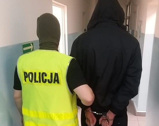 Policjanci zatrzymali 29-letniego dilera narkotykowego i jego klienta
