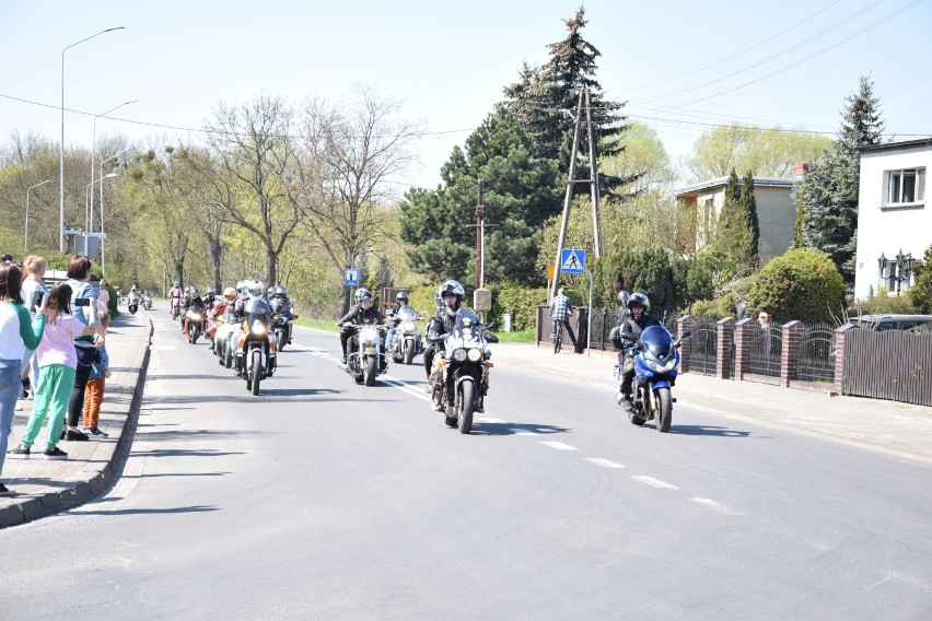 Około tysiąca osób na motocyklach przejechało w paradzie z...