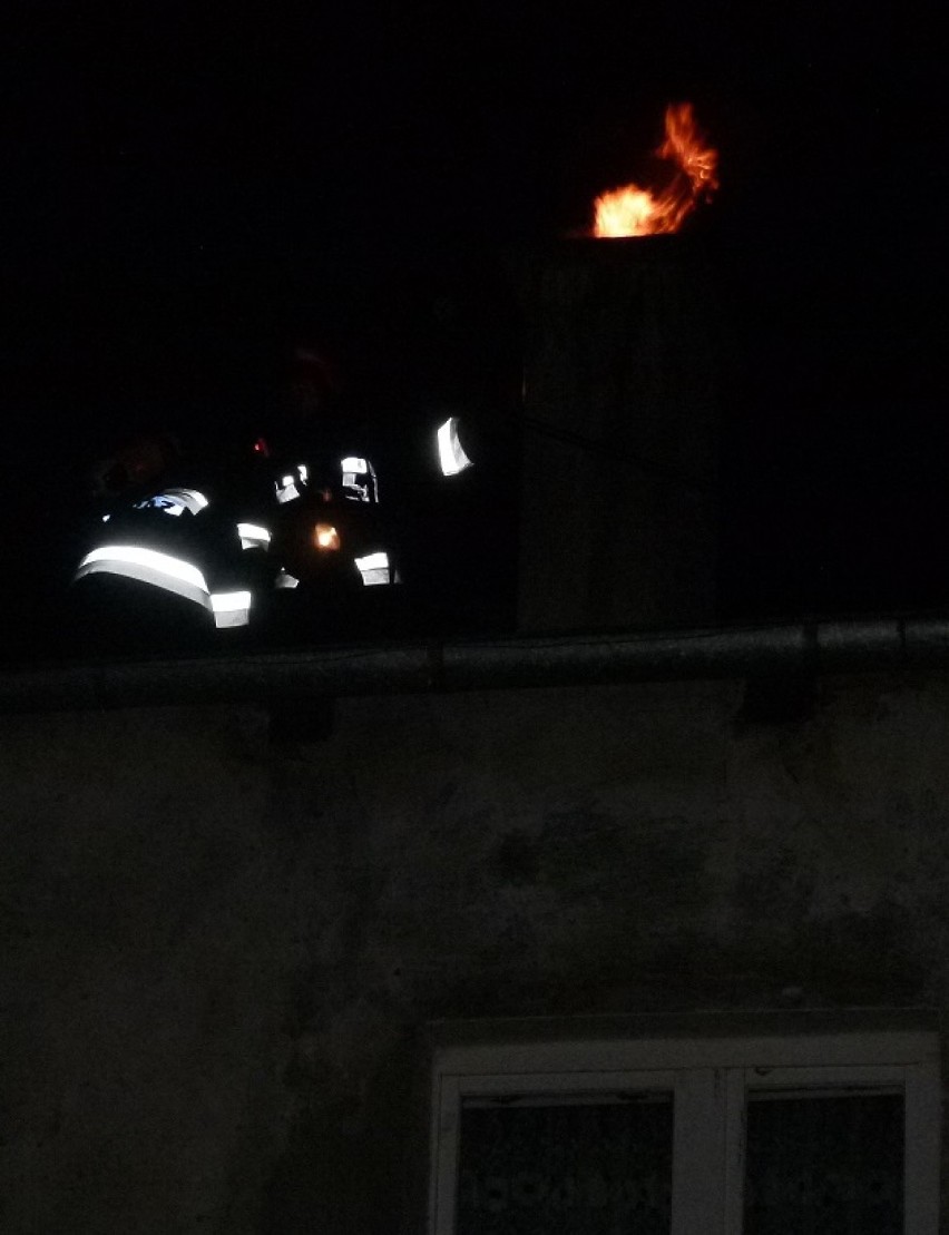 Pożar w Tomaszowie: Paliły się sadze w kominie przy...