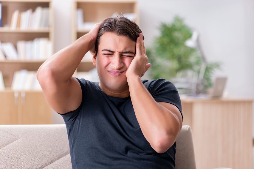 Bóle głowy występują u większości osób z koronawirusem i u...