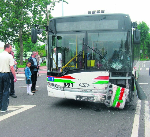 Kierowca autobusu wjechał z drogi podporządkowanej na obwodnicę, chciał przepuścić "elkę"