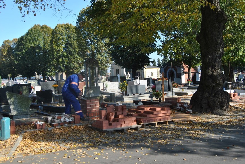 Grodzisk. Naprawiają płot przy cmentarzu FOTO