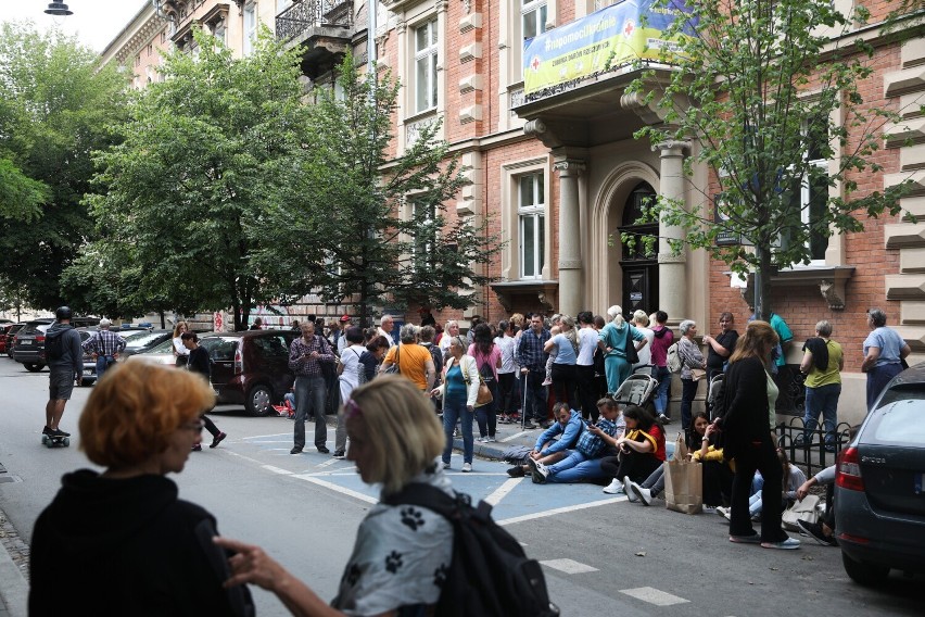 Tłumy pod drzwiami PCK. Ukraińcy od rana układają się w kolejce po bony zakupowe