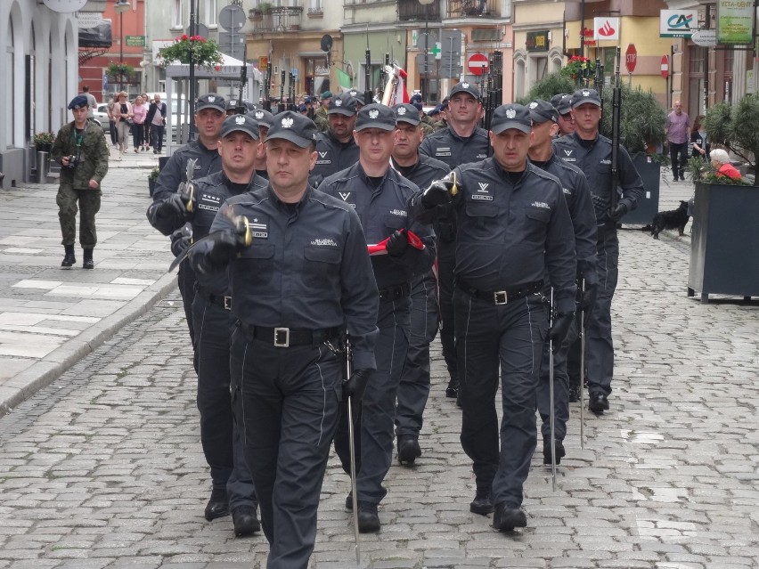 Piknik militarny na PWSZ w Kaliszu. Mundurowi maszerowali ulicami miasta. ZDJĘCIA