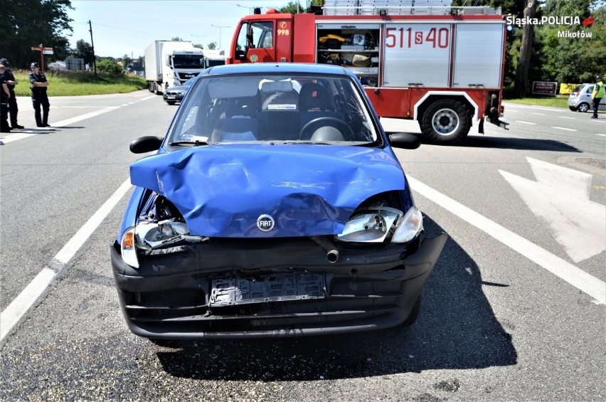 Wypadek w Mikołowie. Kierowca zatrzymał się, by ustąpić pierwszeństwa pieszemu. Uderzył w niego inny pojazd