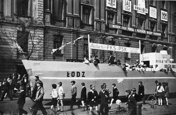 Pochód 1 maja 1966 roku ulicami Łodzi. Pracownicy PKS...