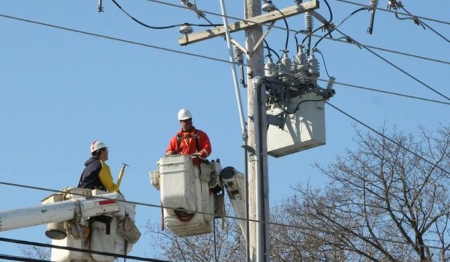 W powiecie tucholskim nawałnica uszkodziła 100 słupów z liniami przesyłowymi energii elektrycznej, w nocy i nad ranem w całym regionie bez prądu było 132 tys. mieszkańców i około 1140 miejscowości. Obecnie dostępu do energii elektrycznej nie ma jeszcze blisko 75 tys. mieszkańców.