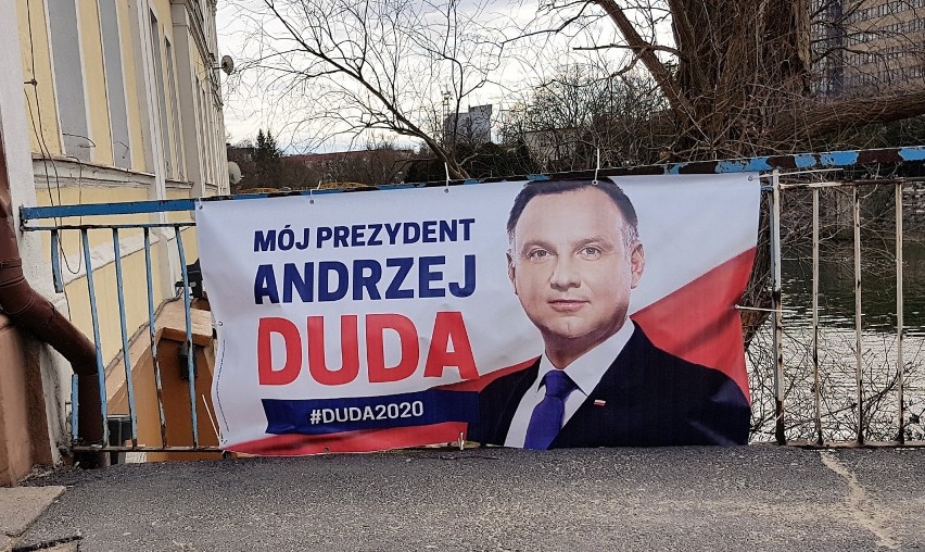 Wybory prezydenckie 2020. Baner Andrzeja Dudy na miejskiej...