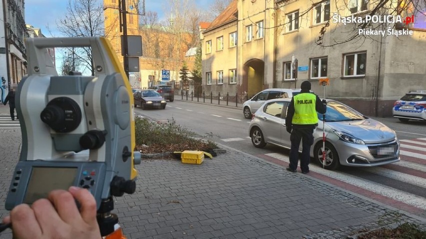 Wypadek w Piekarach Śląskich. 83-letni kierowca potrącił kobietę na pasach