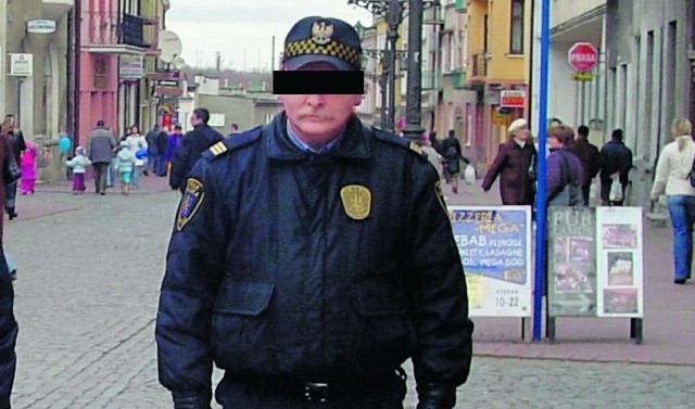 Wiesław Ch. w mundurze patroluje ulice miasta. Czy możemy się przy nim czuć bezpiecznie?