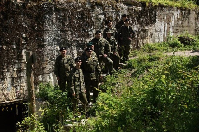 Wydarzenia dnia: 16 czerwca

Na poligonie w Orzyszu Strzelcy Jednostki Strzeleckiej 4141 Kalisz Związku Strzeleckiego „Strzelec” uczestniczyli w ćwiczeniach Anakonda 16. Kaliszanie zostali podporządkowani 17 Wielkopolskiej Brygadzie Zmechanizowanej. 

Anakonda 16. Kaliszanie na wielkichmanewrach wojskowych [FOTO]