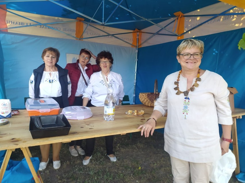 Rodzinny Piknik Kaszubski w Łubianie. Doskonała zabawa z językiem kaszubskim w tle, a na scenie wystąpiła Weronika Korthals [ZDJĘCIA]