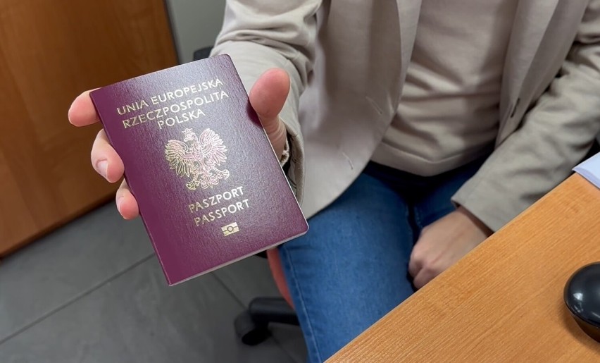 800 paszportów w niecałe 2 miesiące. Tak funkcjonuje biuro paszportowe w Radomsku. FILM