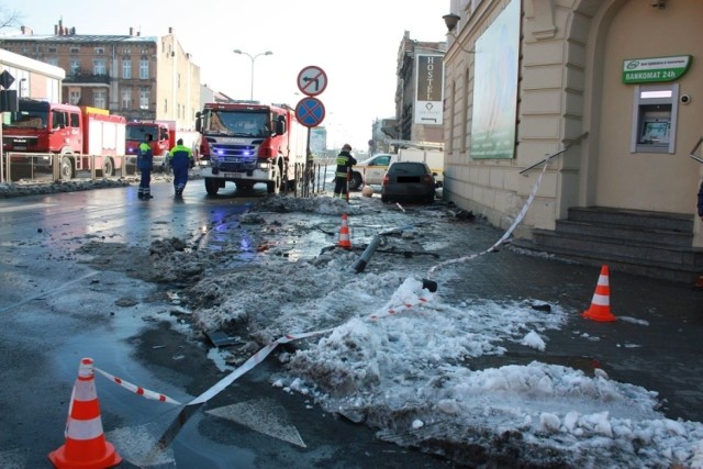 W środę (6 lutego) informowaliśmy o wypadku, do jakiego doszło na ulicy Staszica w Inowrocławiu. Jedna z kobiet potrąconych na chodniku zmarła w szpitalu.

- Jak wynika ze wstępnych ustaleń policji, kierujący samochodem marki Seat mężczyzna zderzył się z kierującym audi. Na skutek uderzenia jadący audi mężczyzna zjechał na chodnik i potrącił dwie piesze kobiety w wieku 54 i 66 lat. Obie kobiety trafiły do szpitala z obrażeniami. Z powodu odniesionych obrażeń, 54-letnia kobieta po kilku godzinach w szpitalu zmarła - relacjonuje Izabella Drobniecka z inowrocławskiej policji.

Kierującym pobrano krew do badań, samochody zostały zabezpieczone do prowadzonego śledztwa. Policjanci pod nadzorem prokuratury wyjaśniają okoliczności i przyczyny tego wypadku. 


Flesz - wypadki drogowe. Jak udzielić pierwszej pomocy?

