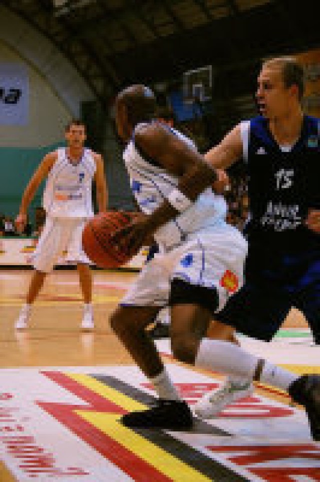 (4)Michael Hicks-Polpharma 15.Łukasz Koszarek-Anwil. Fot. Artur Hossa