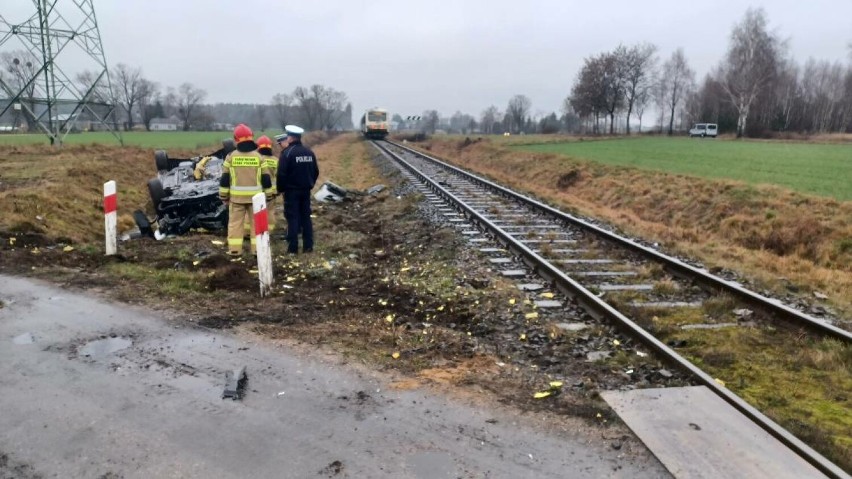 Wypadek na przejeździe kolejowym w Trzebiegoszczu.
