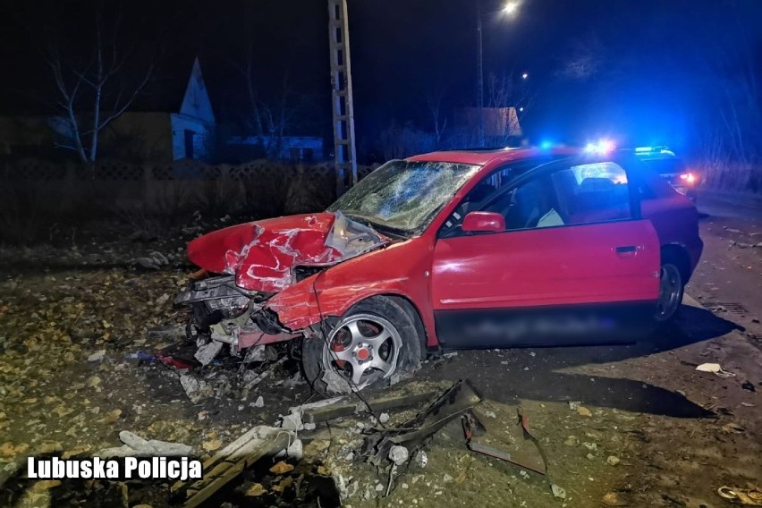 Pijany kierowca roztrzaskał auto