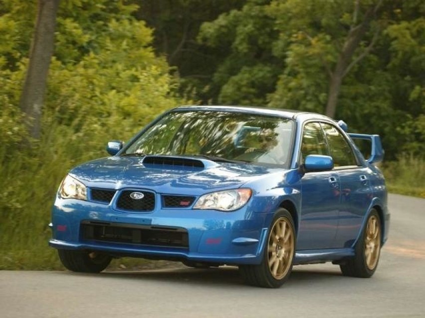 Niebieska Subaru Impreza to ikona miłośników szybkich,...
