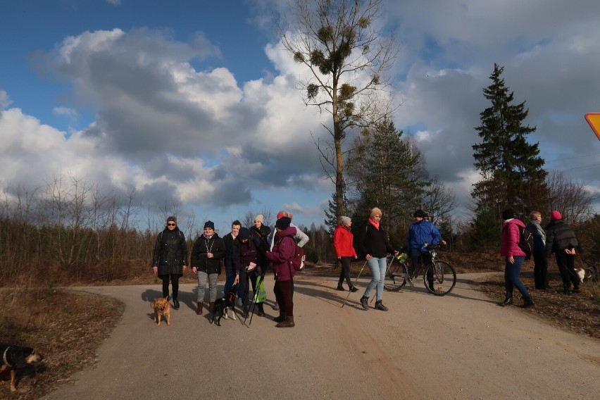 Zimowy spacer kondycyjny w wiosennej odsłonie. Mieszkańcy gminy Szudziałowo wędrowali polnymi i leśnymi trasami