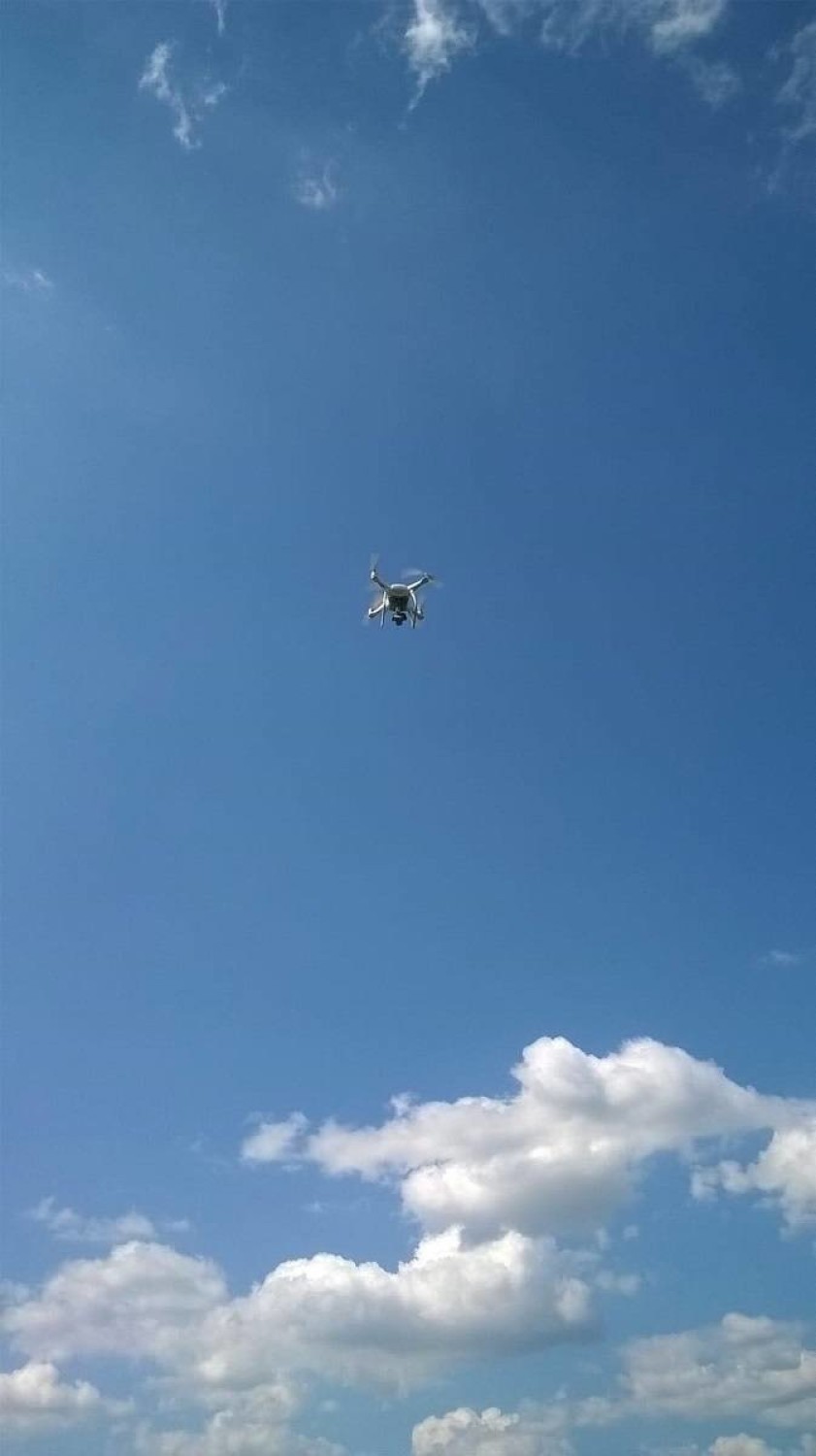 Wczoraj około godz. 13 przyjechali z dronem funkcjonariusze...