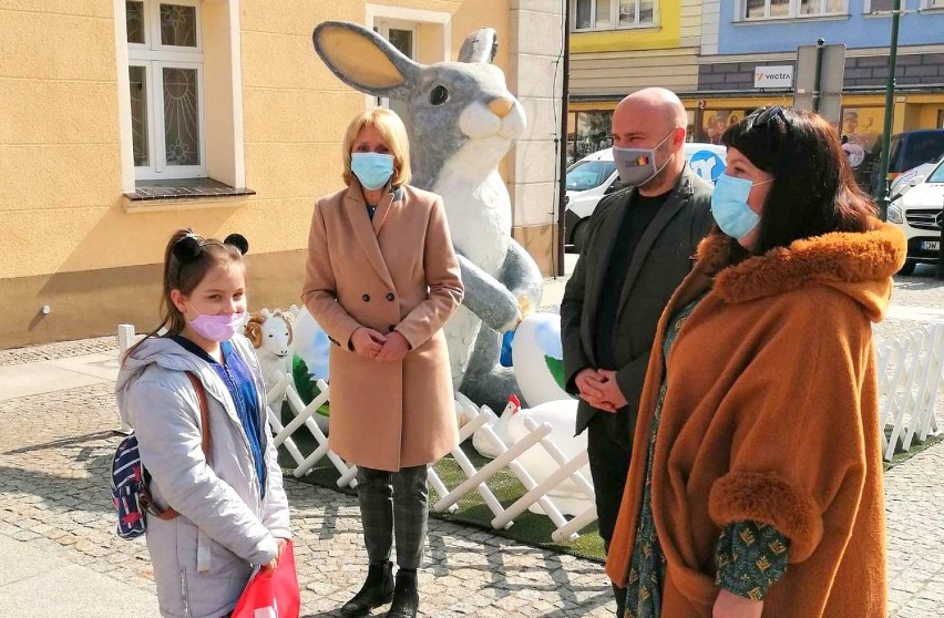 Na wieży ratusza w Żarach pojawiła się ogromna pisanka.