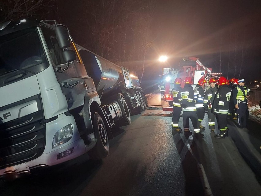 Cysterna zjechała do rowu i  niebezpiecznie się nachyliła....