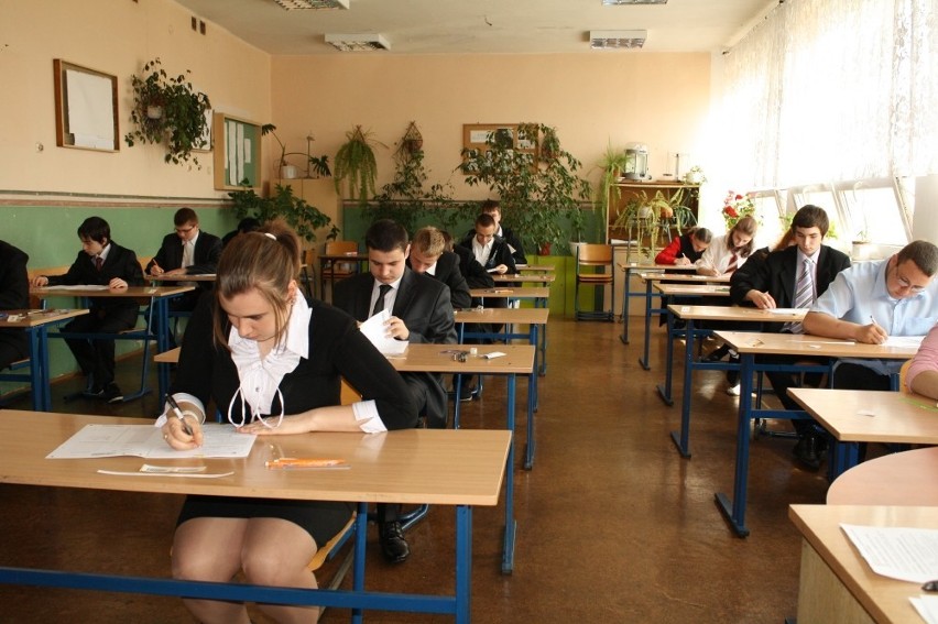 Siemianowice: Dziś gimnazjaliści pisali egzamin z częsci matematyczno-przyrodniczej