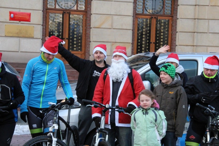 Mikołaje na rowerach wyruszyły w trasę do Sarnowa