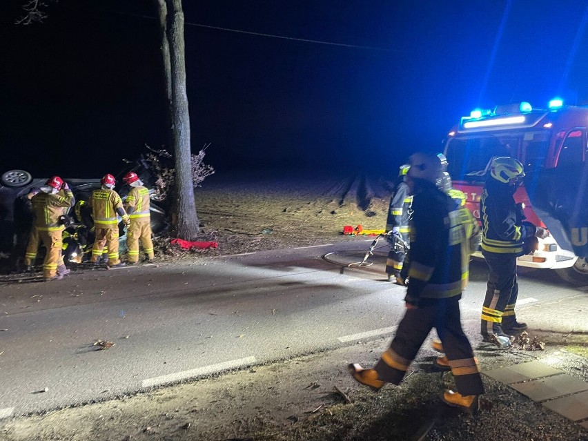 Poważny wypadek w Smółkach. Kierowca w ciężkim stanie trafił do szpitala. ZDJĘCIA