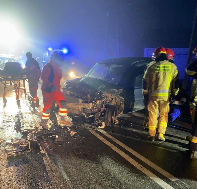 Na drodze w miejscowości Sławniów k. Pilicy doszło do zderzenia dwóch pojazdów osobowych. Dwie osoby zostały przewiezione do szpitala.