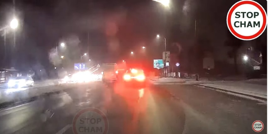 Bulwersujące nagranie z Częstochowy. Kierowca omal nie rozjechał pieszych!