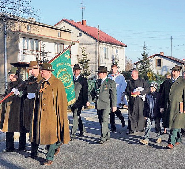 Członkowie koła i goście po mszy św. pomaszerowali do nowej kwatery