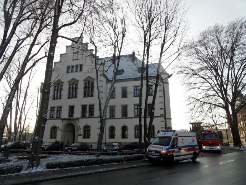 Alarm bombowy w Sądzie Rejonowym w Lublińcu. Ewakuowano 50 osób [ZDJĘCIA]