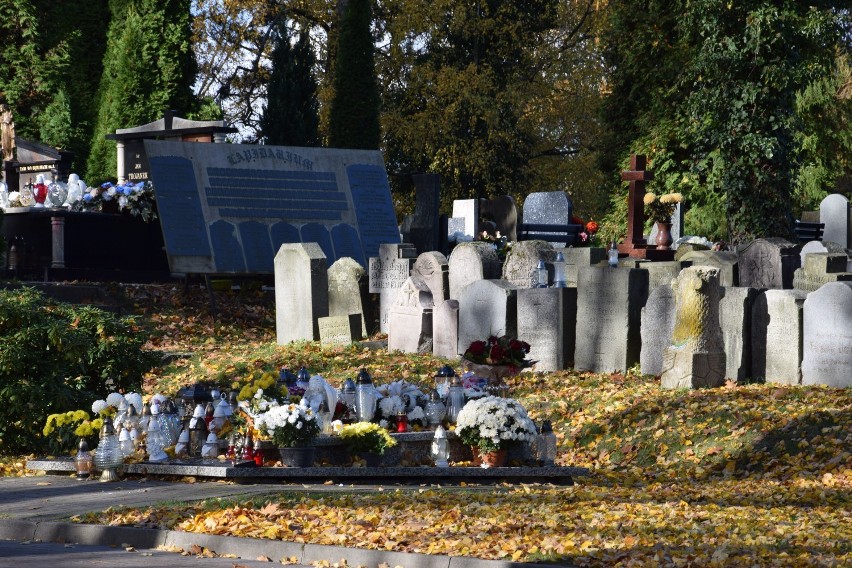 Cmentarz w Szczecinku. Po otwarciu, nie ma tłumów na grobach bliskich [zdjęcia]