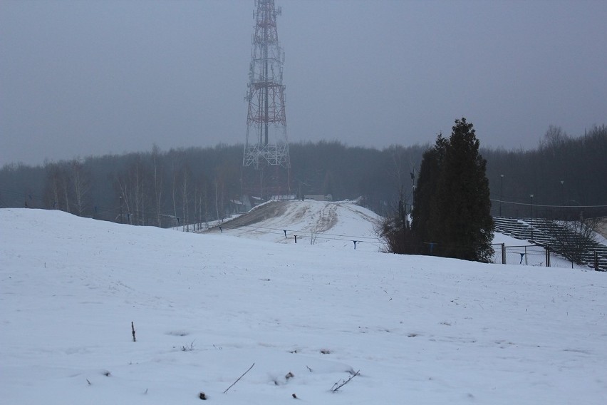 Prace nad montowaniem wyciągu narciarskiego w Kumowej...