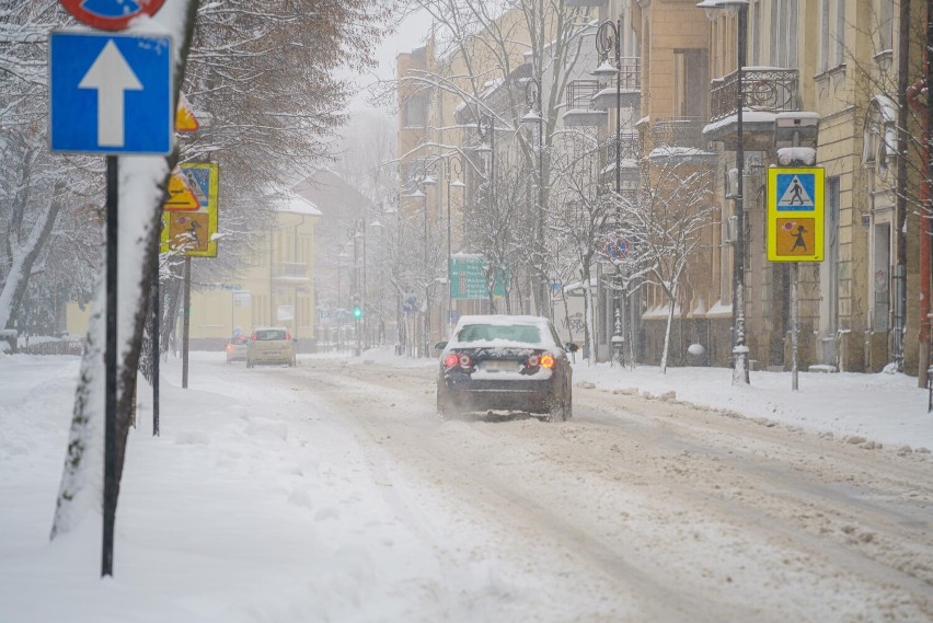 Zasypany Nowy Sącz. Klimat świąt na sądeckich ulicach. Oto nasze zimowe zdjęcia