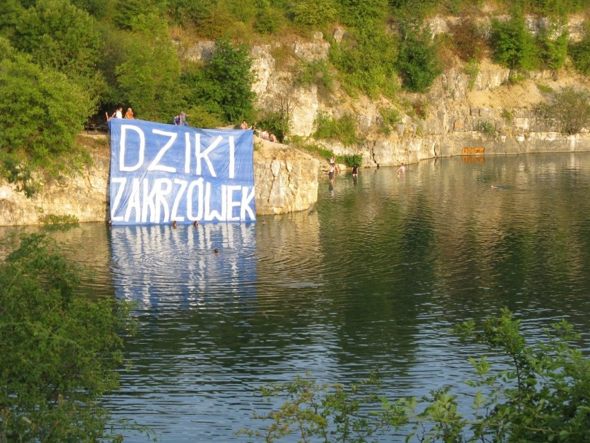 Wielki baner na skałach nad wodą na Zakrzówku!