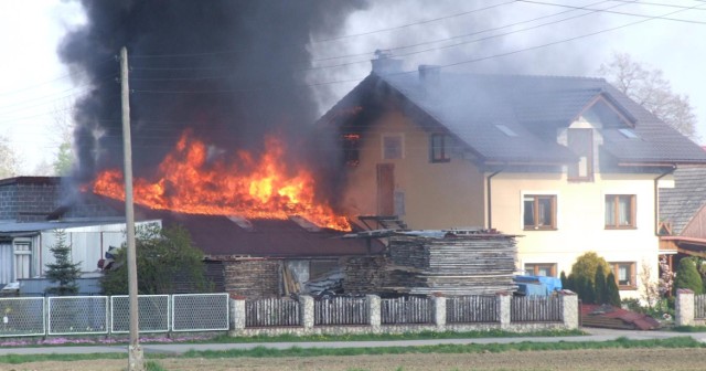 Pożar w Bielanach, w oczekiwaniu na przyjazd straży pożarnej.