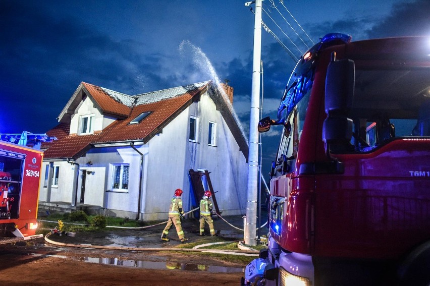 Potrzebna pomoc dla pogorzelców z Lasocic. W pożarze ucierpiał dom. Straty sięgają 180 tysięcy złotych. Rusza zbiórka pieniędzy i sprzętów